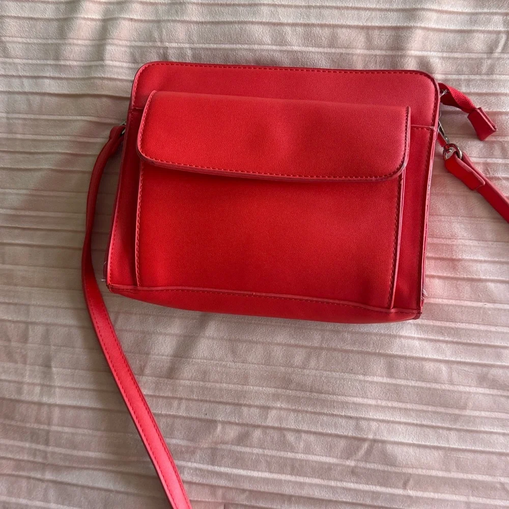 Red Crossbody Shoulder Bag - Classic Women's Handbag - Picture 4 of 7